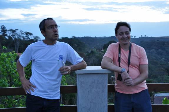 Com o grande amigo André, na casa da Cris, em Curitiba, no Paraná